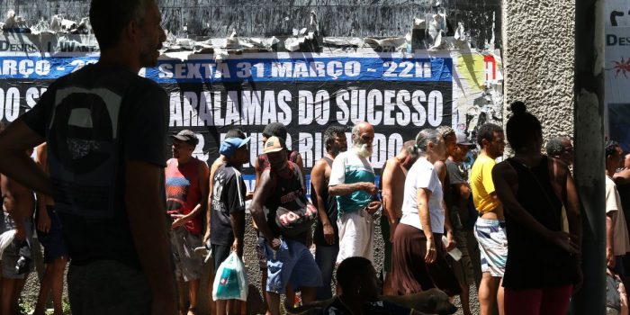 No Rio, “fila da fome” reúne pessoas sem teto em busca de comida