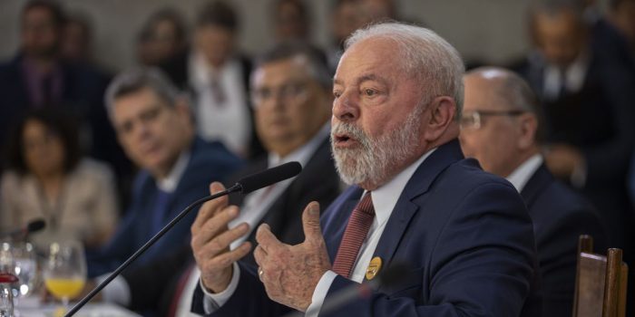 “Não vamos transformar escolas em prisão”, diz Lula