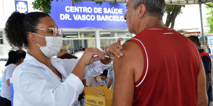 Campanha de vacinação bivalente contra Covid segue nesta sexta em Nova Iguaçu