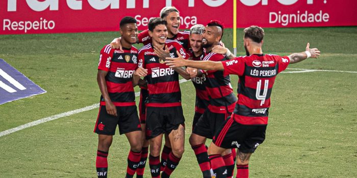 Flamengo espanta má fase e vence Coritiba na estreia do Brasileirão