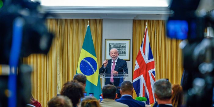 Lula em Londres critica manutenção de prisão de Julian Assange
