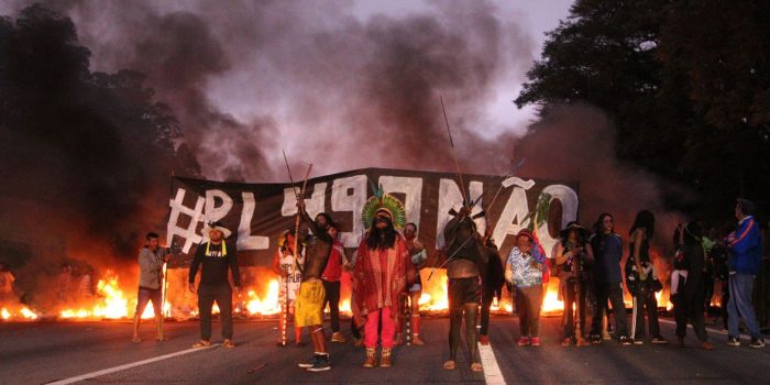 PM atira bombas de gás contra protesto indígena e libera rodovia em SP