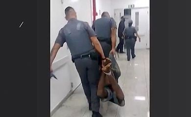 MP apresenta denúncia contra homem amarrado com cordas, após furto