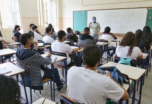 Professores da rede estadual de ensino suspendem greve