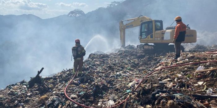 Bombeiros ainda trabalham para controlar fogo em lixão de Teresópolis 