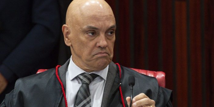 Moraes solta envolvidos em fraude de cartões de vacina de Bolsonaro