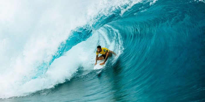Surfe: Filipe Toledo avança em Teahupo’o e garante vantagem no Finals