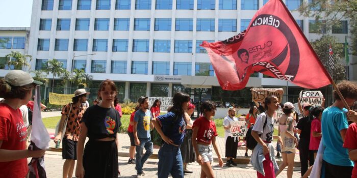 Estudantes da USP entram em greve e fazem ato em frente à reitoria
