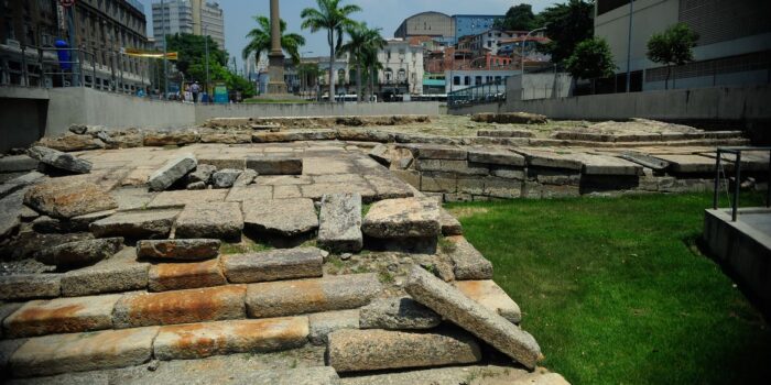Arqueóloga carioca é premiada por descoberta do Cais do Valongo