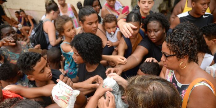 População festeja Cosme e Damião com distribuição de doces
