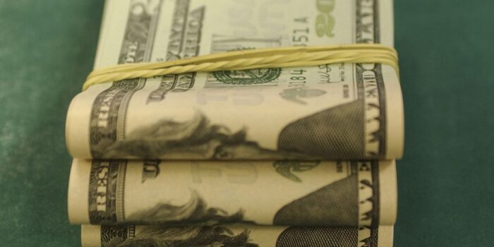 Dólar sobe para R$ 5,04 e fecha no maior valor desde maio