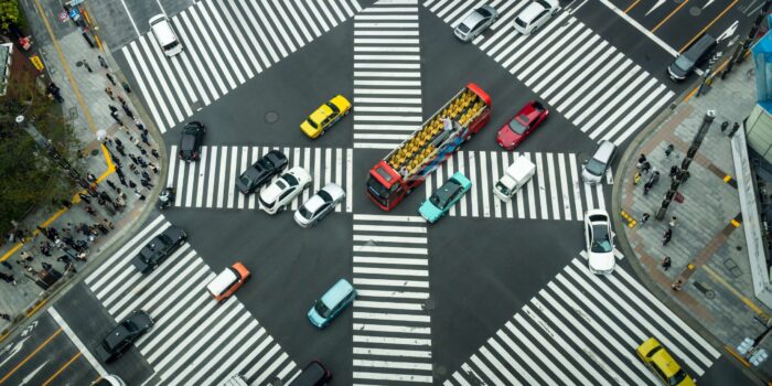 Preferência em cruzamentos e entroncamentos sem placa