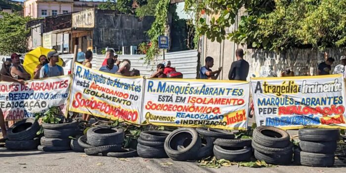 Moradores protestam por realocação em bairro próximo a mina da Braskem