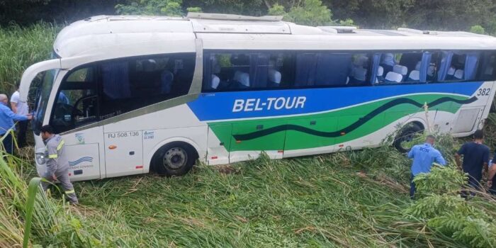 Acidente com ônibus deixa 25 feridos na Rio-Santos em Itaguaí