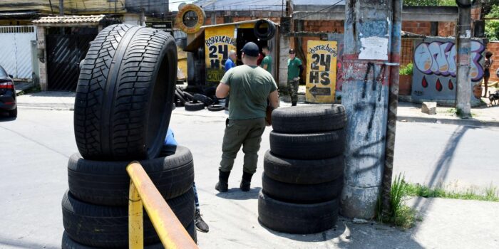 Agentes percorrem borracharias e alertam sobre descarte irregular de pneus