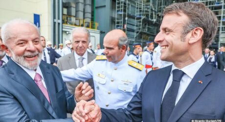 Macron chega ao Planalto para último dia de agenda no Brasil e assina acordos