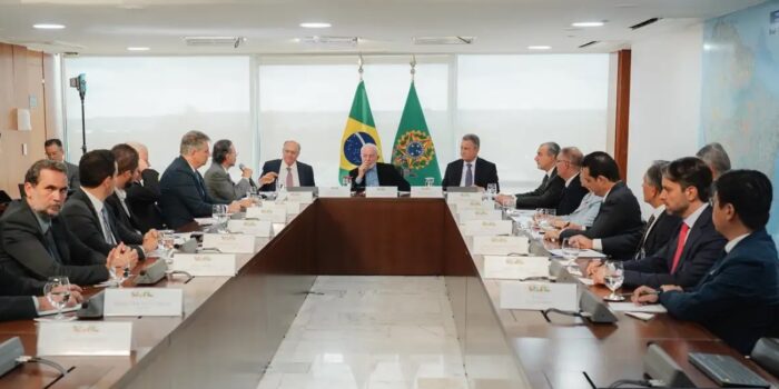 Governo e montadoras debatem produção de carros bioelétricos no Brasil