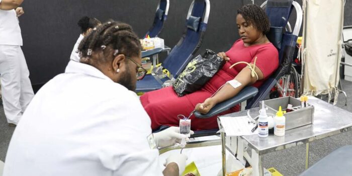 Mesquitenses fazem doação de sangue na sede da prefeitura