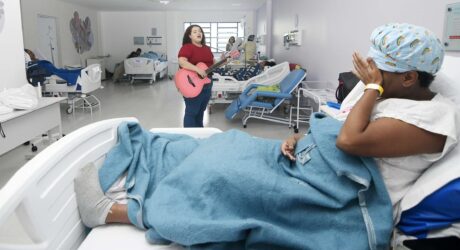 Musicoterapia anima e emociona os pacientes do Hospital Iguassú