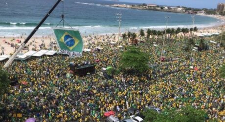 Bolsonaro reúne milhares de manifestantes em defesa da democracia e liberdade de expressão