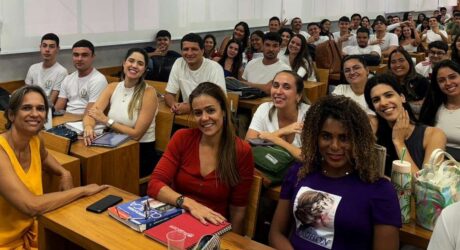 Equipe do PST realiza palestra para alunos de Medicina em Itaperuna