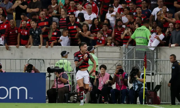 Flamengo vence LDU e fica perto da vaga nas oitavas da Libertadores