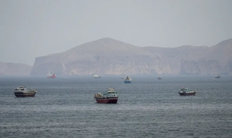 Petroleiro é atingido em Ormuz em meio a ataques entre Irã e EUA
