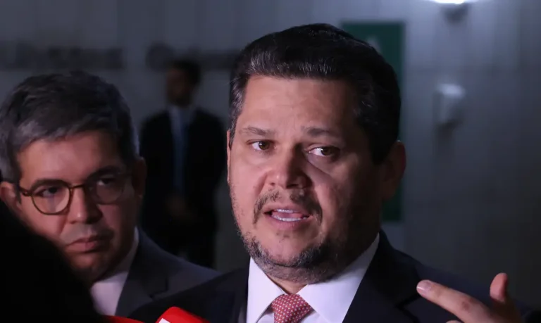 Alcolumbre envia PEC do fim da escala 6×1 para CCJ do Senado
