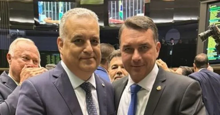 Flávio Bolsonaro anuncia Alfredo Gaspar como seu vice