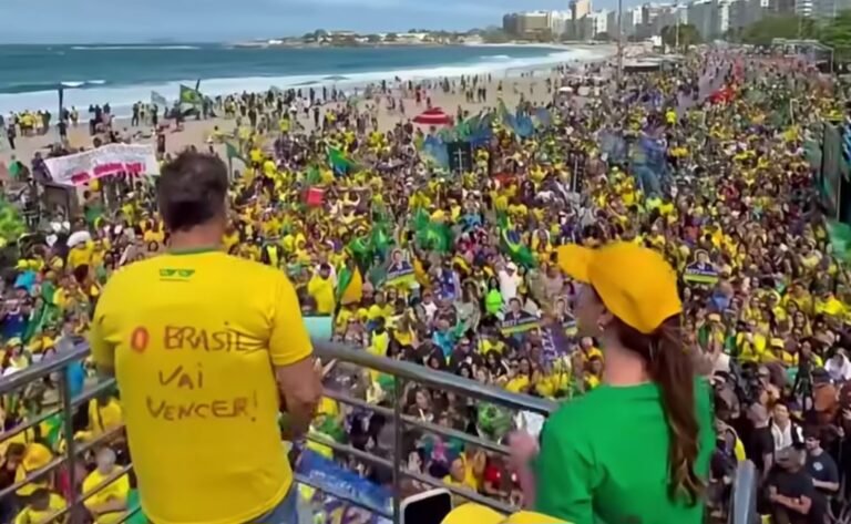 Flávio Bolsonaro inicia campanha presidencial em Copacabana