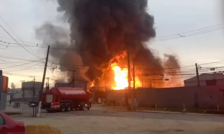Interditado o entorno de fábrica atingida por incêndio em SP
