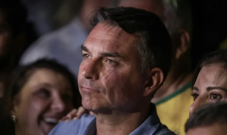 STF multa Flávio por impulsionar post negativo contra Lula