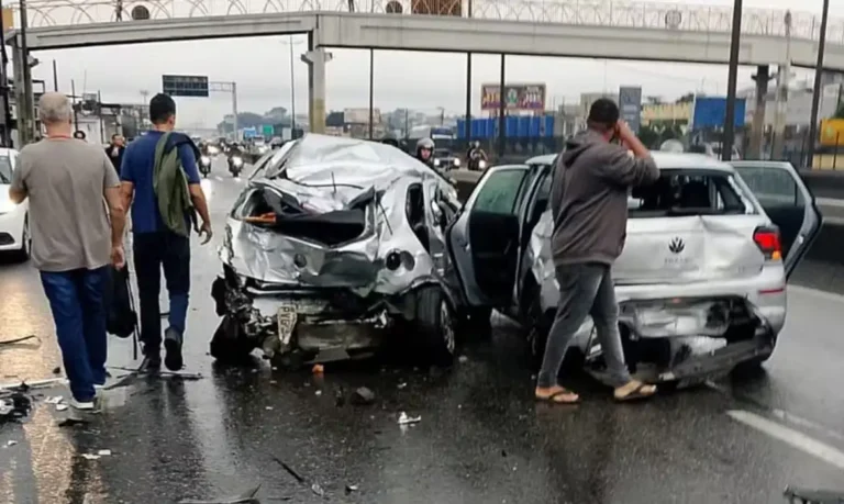 Motorista infarta e engavetamento de 20 veículos deixa feridos em Meriti